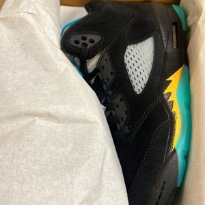 Jordan5’s size 6 1/2 Y OR WOMAN 8 I am negotiable